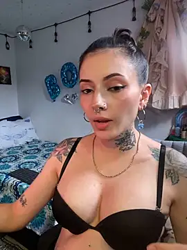 Snapshot of LiliJones_ chatting on May 16, 2026, 10:19 pm LiliJones online show from May 16, 2026, 10:19 pm