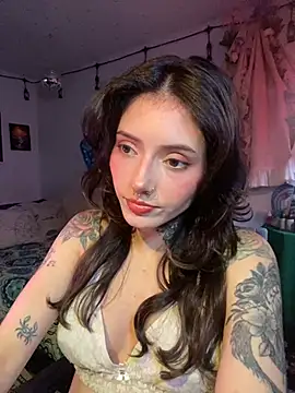 Snapshot of LiliJones_ chatting on May 19, 2026, 9:54 pm LiliJones online show from May 19, 2026, 9:54 pm