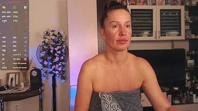 Snapshot of SheilaRyan chatting on November 3, 2025, 5:20 am SheilaRyan online show from November 3, 2025, 5:20 am