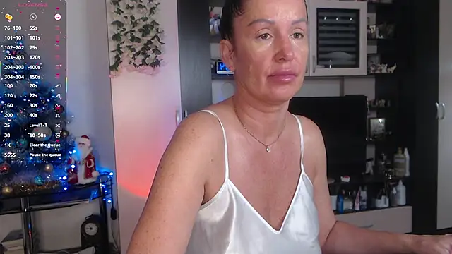 Snapshot of SheilaRyan chatting on December 15, 2025, 5:01 am SheilaRyan online show from December 15, 2025, 5:01 am