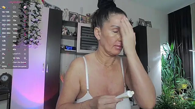 Snapshot of SheilaRyan chatting on February 15, 2026, 4:42 am SheilaRyan online show from February 15, 2026, 4:42 am