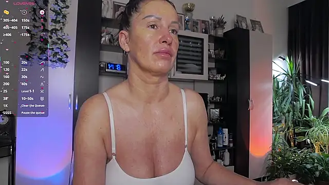 Snapshot of SheilaRyan chatting on March 10, 2026, 5:12 am SheilaRyan online show from March 10, 2026, 5:12 am