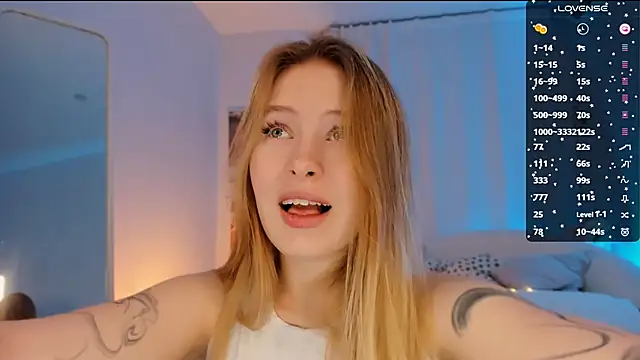 Snapshot of Veronica_Blush chatting on January 15, 2025, 6:43 am Veronica Blush online show from January 15, 2025, 6:43 am