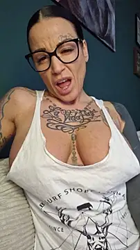 EmilyDiazofficial online show from November 18, 2025, 2:32 pm