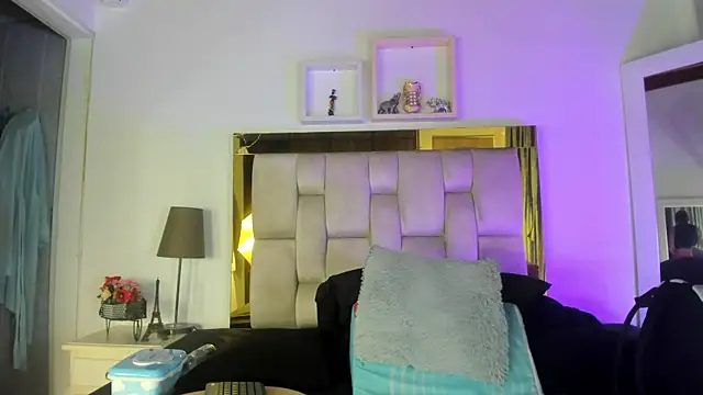 Snapshot of emmy_r chatting on December 21, 2024, 12:06 pm emmy r online show from December 21, 2024, 12:06 pm