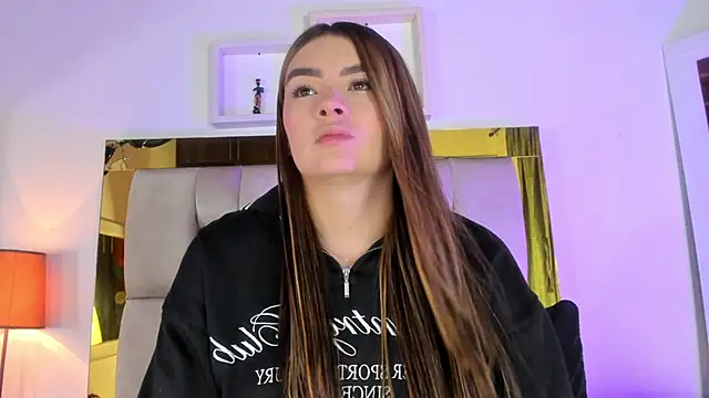 Snapshot of emmy_r chatting on January 21, 2025, 12:18 pm emmy r online show from January 21, 2025, 12:18 pm