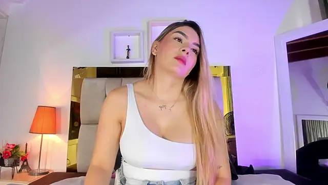 Snapshot of emmy_r chatting on March 15, 2025, 12:13 pm emmy r online show from March 15, 2025, 12:13 pm