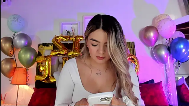 Snapshot of emmy_r chatting on September 16, 2025, 12:06 pm emmy r online show from September 16, 2025, 12:06 pm