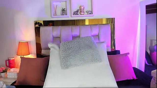 Snapshot of emmy_r chatting on November 19, 2025, 1:00 pm emmy r online show from November 19, 2025, 1:00 pm