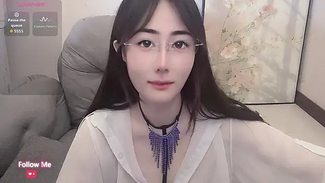 qiqi-- online show from June 3, 2026, 6:05 am