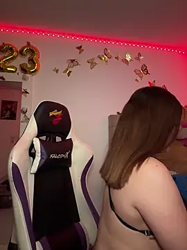 Snapshot of Jullieetta chatting on February 6, 2025, 12:43 am Jullieetta online show from February 6, 2025, 12:43 am