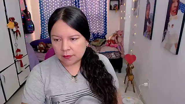 claryssa  online show from February 16, 2026, 4:47 pm