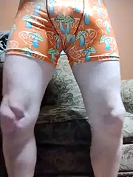 Snapshot of Hugebwc102 chatting on December 15, 2025, 5:01 am Hugebwc102 online show from December 15, 2025, 5:01 am