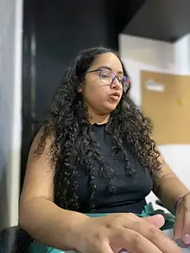 Snapshot of CurlyGirl_1 chatting on December 28, 2024, 11:05 pm CurlyGirl 1 online show from December 28, 2024, 11:05 pm