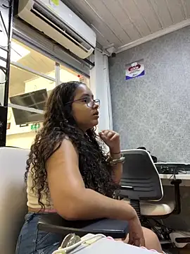 Snapshot of CurlyGirl_1 chatting on February 5, 2025, 1:33 pm CurlyGirl 1 online show from February 5, 2025, 1:33 pm