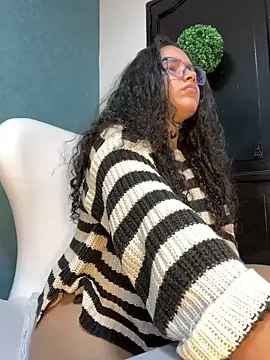 Snapshot of CurlyGirl_1 chatting on February 18, 2025, 11:33 am CurlyGirl 1 online show from February 18, 2025, 11:33 am