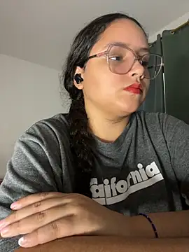 Snapshot of CurlyGirl_1 chatting on September 18, 2025, 8:33 pm CurlyGirl 1 online show from September 18, 2025, 8:33 pm