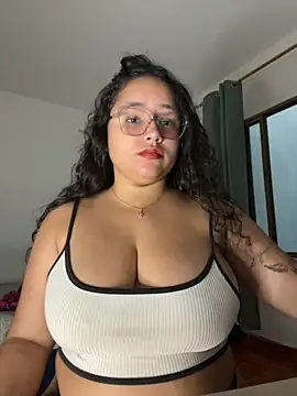 Snapshot of CurlyGirl_1 chatting on October 7, 2025, 10:29 pm CurlyGirl 1 online show from October 7, 2025, 10:29 pm