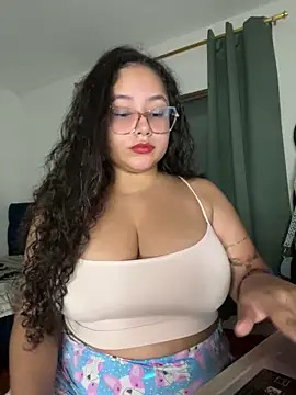 Snapshot of CurlyGirl_1 chatting on November 13, 2025, 12:53 am CurlyGirl 1 online show from November 13, 2025, 12:53 am