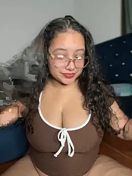 Snapshot of CurlyGirl_1 chatting on December 19, 2025, 1:01 am CurlyGirl 1 online show from December 19, 2025, 1:01 am