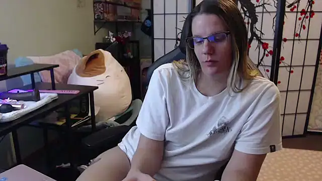 Sarahtineke online show from February 3, 2026, 10:59 pm