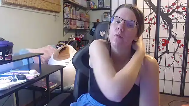 Sarahtineke online show from March 3, 2026, 4:13 pm