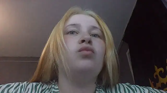 Snapshot of Light_Luna chatting on June 26, 2026, 4:00 pm Light Luna online show from June 26, 2026, 4:00 pm