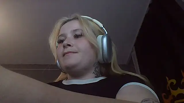 Snapshot of Light_Luna chatting on July 15, 2026, 4:34 pm Light Luna online show from July 15, 2026, 4:34 pm