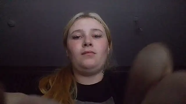 Snapshot of Light_Luna chatting on August 1, 2026, 4:06 pm Light Luna online show from August 1, 2026, 4:06 pm