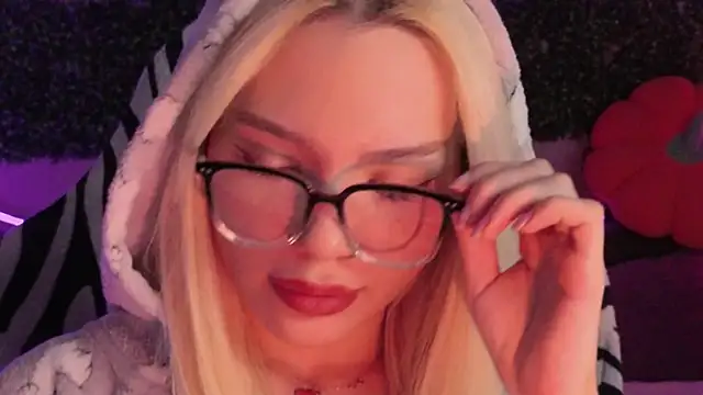 Snapshot of SandraBoyl chatting on November 23, 2025, 8:58 am SandraBoyl online show from November 23, 2025, 8:58 am