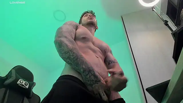 Snapshot of LucianSinclair chatting on February 21, 2025, 2:50 am LucianSinclair online show from February 21, 2025, 2:50 am