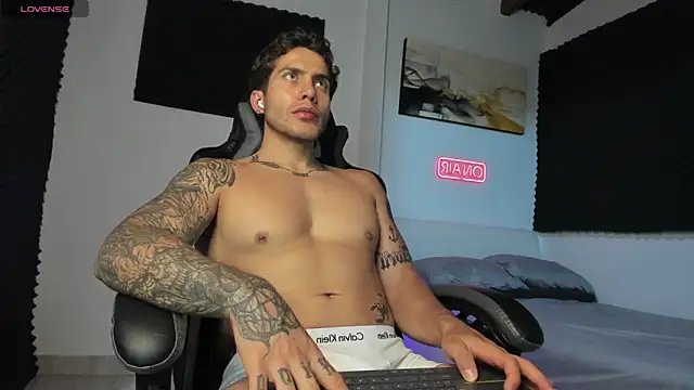 Snapshot of LucianSinclair chatting on November 2, 2025, 10:45 pm LucianSinclair online show from November 2, 2025, 10:45 pm