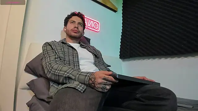 Snapshot of LucianSinclair chatting on November 24, 2025, 3:17 am LucianSinclair online show from November 24, 2025, 3:17 am