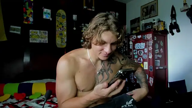 Snapshot of Tom_Krakow chatting on October 24, 2025, 8:49 pm Tom Krakow online show from October 24, 2025, 8:49 pm