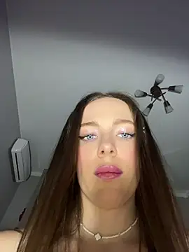 -SweetDi- online show from June 7, 2026, 5:38 pm