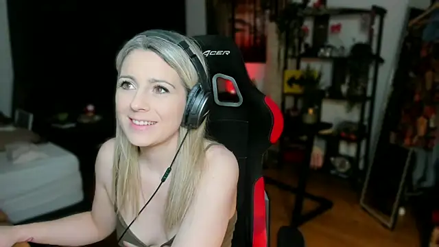 Lisaonthemoon online show from March 12, 2025, 7:59 pm