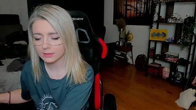 Lisaonthemoon online show from February 28, 2026, 8:10 pm