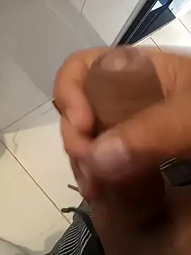 Snapshot of dredre1069 chatting on January 14, 2025, 2:00 pm dredre1069 online show from January 14, 2025, 2:00 pm