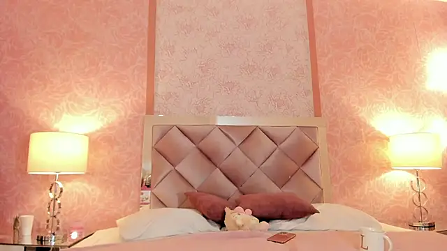 Snapshot of Lezy_ chatting on November 19, 2025, 7:36 pm Lezy online show from November 19, 2025, 7:36 pm