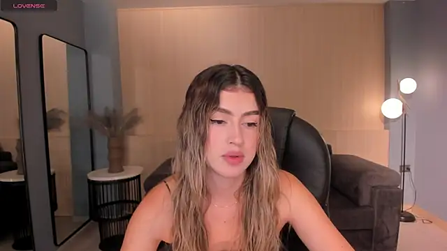 PaulinaSantos  online show from March 14, 2025, 7:44 pm