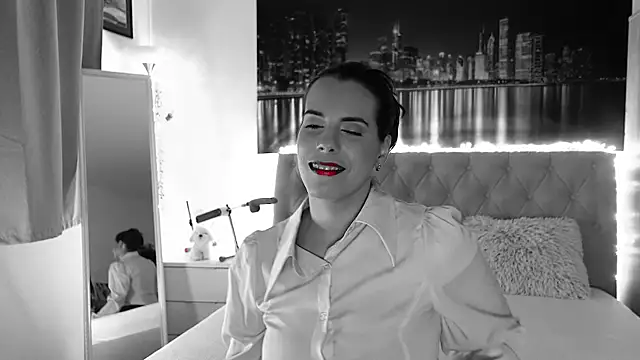 Lora Chanel online show from July 19, 2026, 7:17 pm
