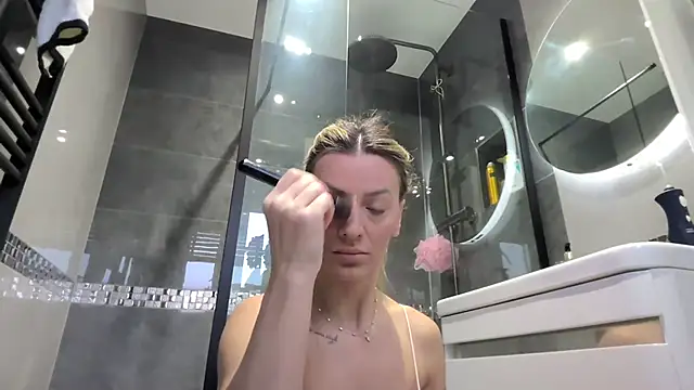 SweetMonicaUK online show from December 3, 2025, 8:56 am