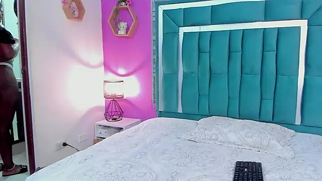 LORENSCOLLINS online show from December 17, 2025, 8:48 pm