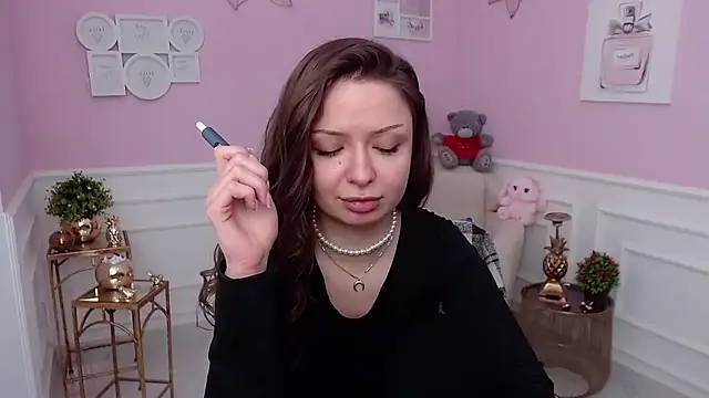 LucySkilar online show from February 15, 2026, 8:13 am