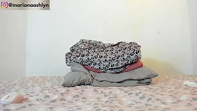 Melaniegirl17 online show from April 29, 2026, 5:30 pm