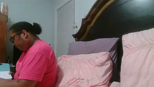 ebonyred online show from April 29, 2026, 12:48 am