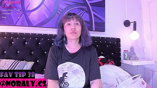 Snapshot of hey_noraly chatting on June 19, 2026, 4:17 am hey noraly online show from June 19, 2026, 4:17 am