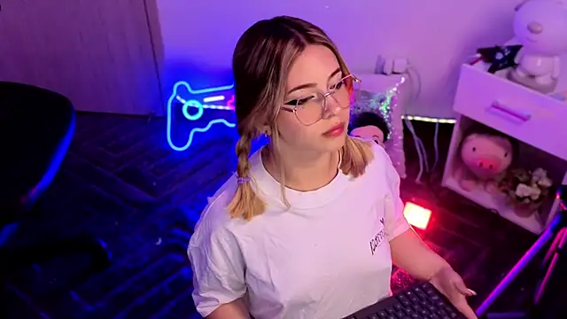 Snapshot of EmilyMiller_ chatting on July 21, 2026, 5:26 pm EmilyMiller online show from July 21, 2026, 5:26 pm