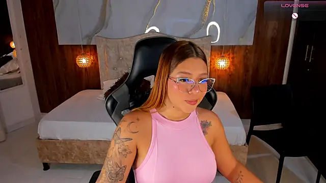 Snapshot of mia_18v chatting on May 22, 2026, 8:14 pm mia 18v online show from May 22, 2026, 8:14 pm