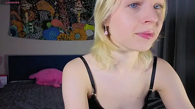 Crayzy Luv online show from March 15, 2026, 4:24 pm